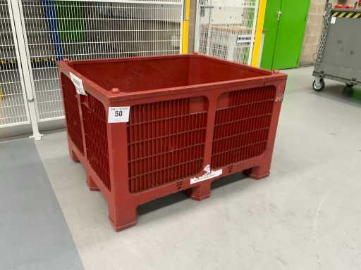 Caisse empilable avec contenu