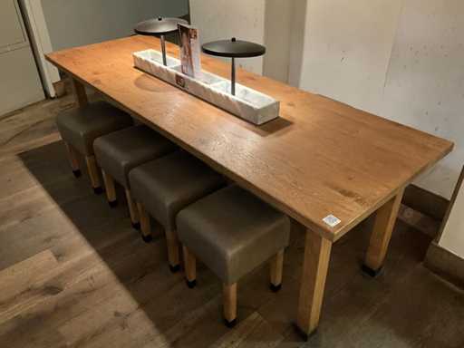 Capanne - Tavolo ristorante con sovrastruttura in marmo e illuminazione