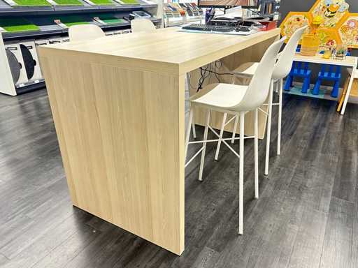 Hoge tafel met 4 Crassevig krukken en twee hanglampen