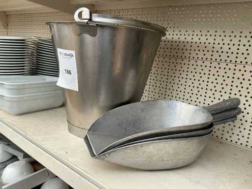 Bucket + 3 measuring spoons