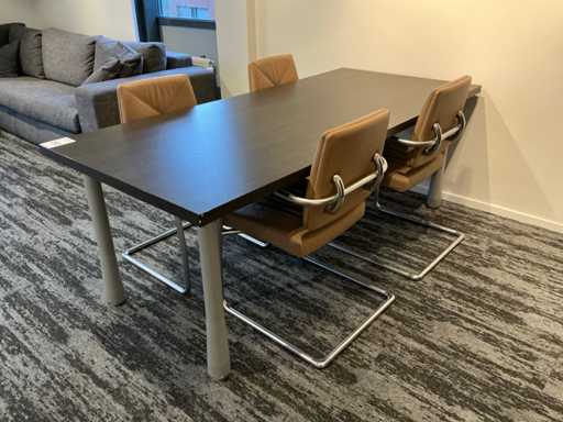 Vergadertafel met stoelen