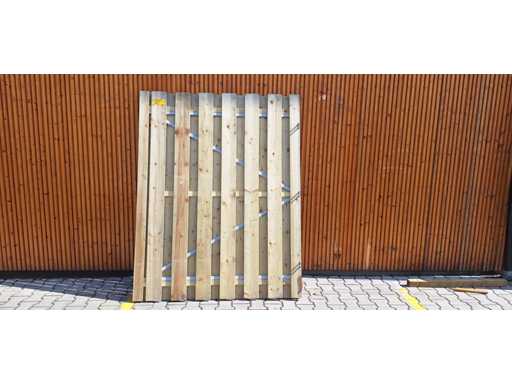 Cancello del giardino di pino