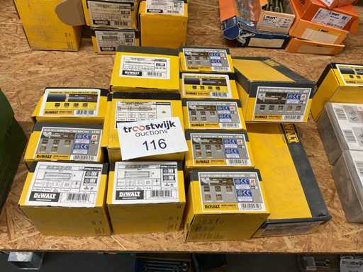 13 dozen metalen pluggen; schroefbouten