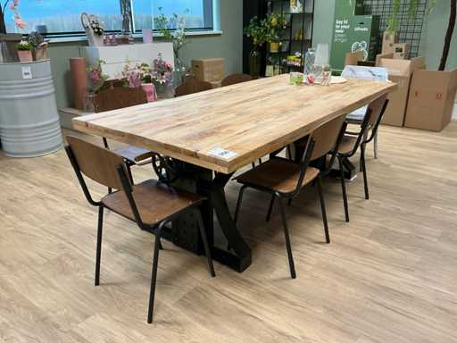 Stół jadalny z krzesłami