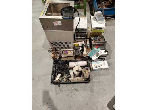 Un număr mare de echipamente de laborator