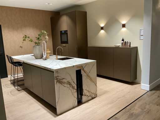 MK Titane Eiland showroomkeuken met kastenwand en buffetkast