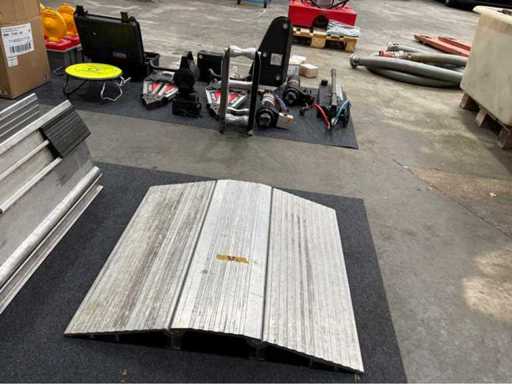 Foldable aluminium hose bridge – 2 pieces, with rubber protection