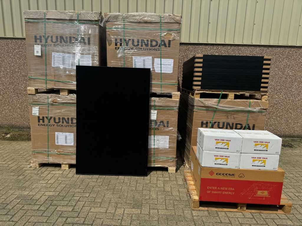 Hyundai - set van 172 full black zonnepanelen (395 wp) en 1 Goodwe 60K omvormer (totaal 67.940 wp)