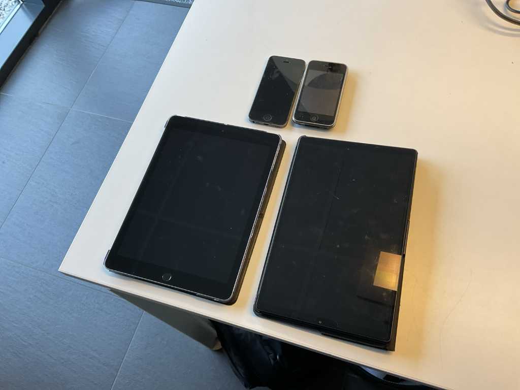 Tablet and smartphone (2x)
