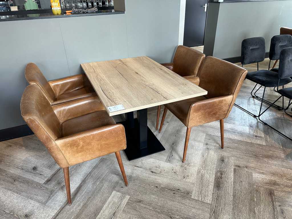 Restauranttafel met 4 lederen fauteuils