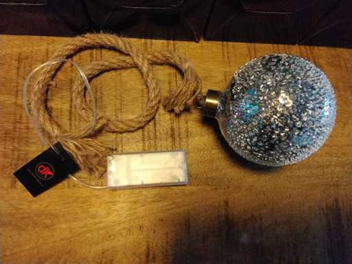 A condus frânghia cu o bil? de sclipici. (9x)