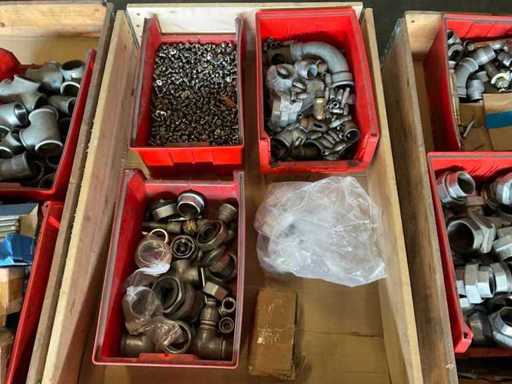 Un lot de cuplaje și elemente de fixare pentru țevi