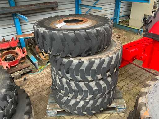 315/80 R22.5 Tire with rim (4x)