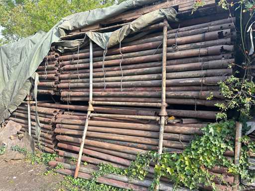 Lot de aproximativ 400 de stâlpi de cort englezi