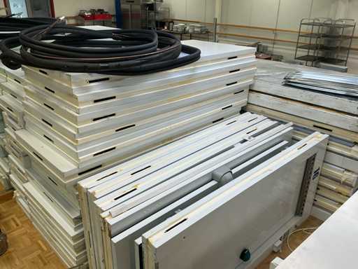 Großer Kühlraum mit Paneelen, Türen und Regalen Kühlraum