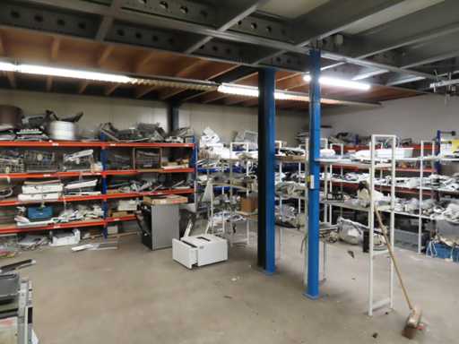 Charge von Weißwarenteilen mit Regalen