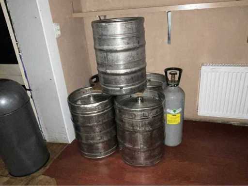 Beer kegs and bottle of carbon dioxide (6x)
