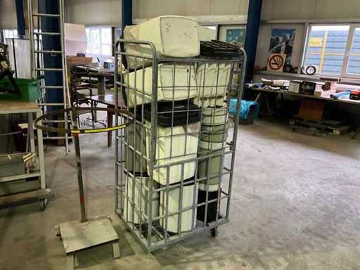 Un lot de coșuri de gunoi