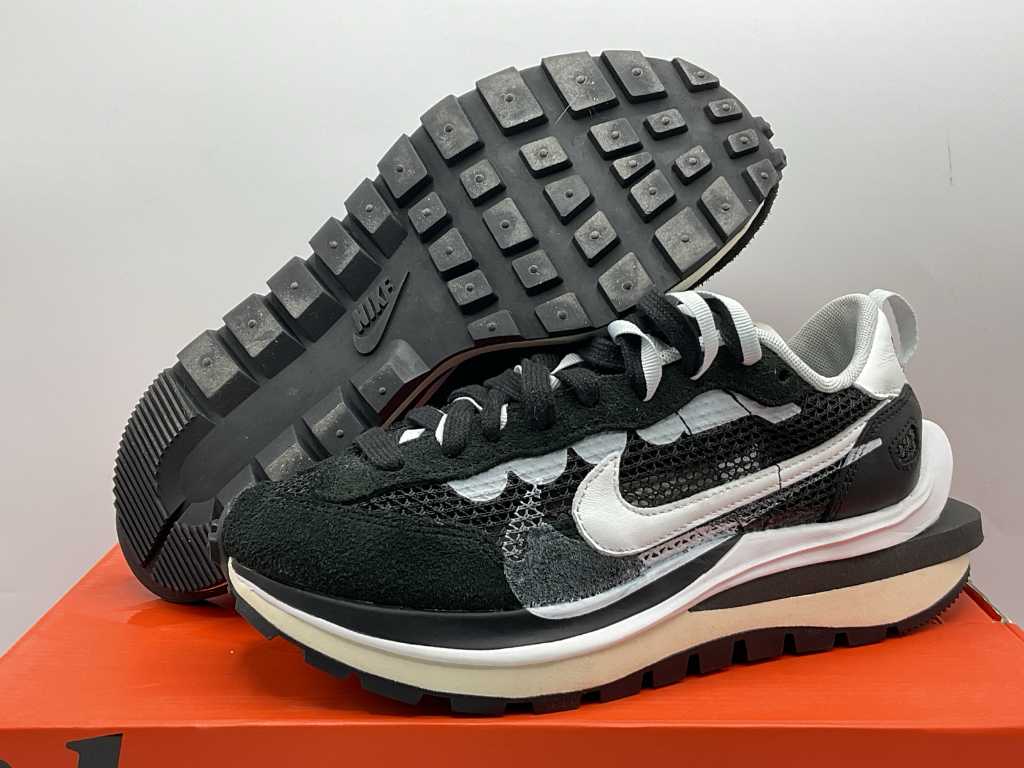 Nike Vaporwaffle Sacai Black White Sneakers 38