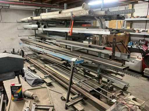 Partij metaal op mobiele stelling