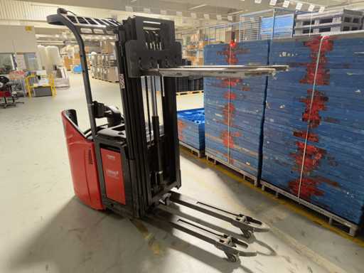 LINDE D14 Stacker