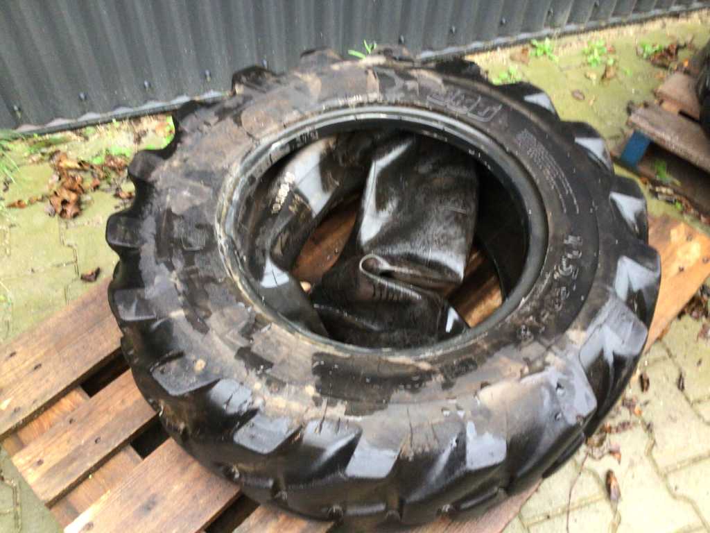 BKT - At603 - tyres / wheels