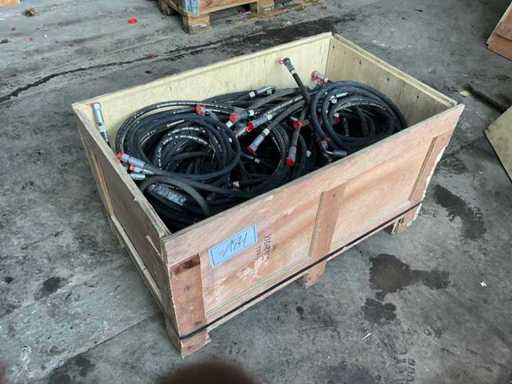 Skrzynia paletowa z wężami hydraulicznymi