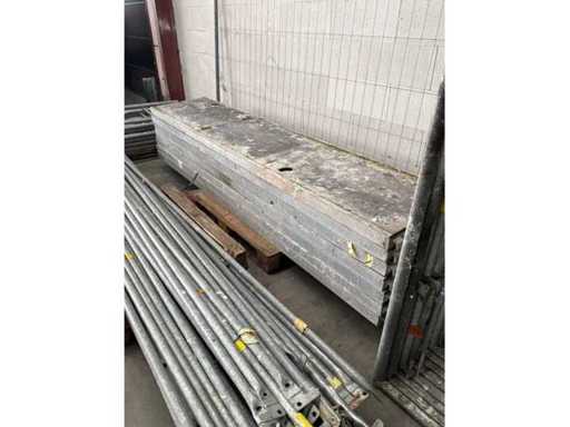 Plateforme d’échafaudage avec escaliers fermés (7x)