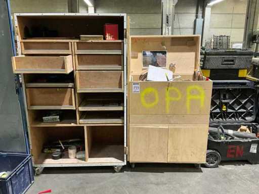 Różne mobilne drewniane szafki narzędziowe (2x)