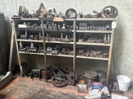 Metalen rek met grote partij tools