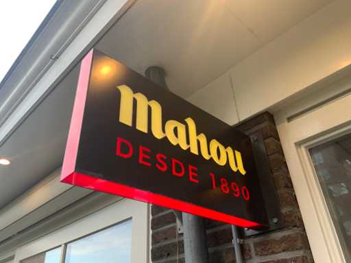 Panneau publicitaire illuminé de Mahou