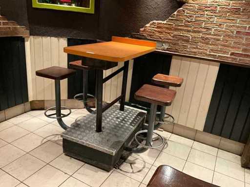 Tavolo in piedi con sgabelli