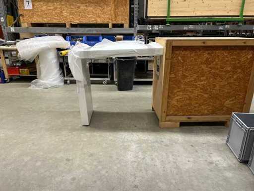 Mesa de bar en forma de L con vitrina