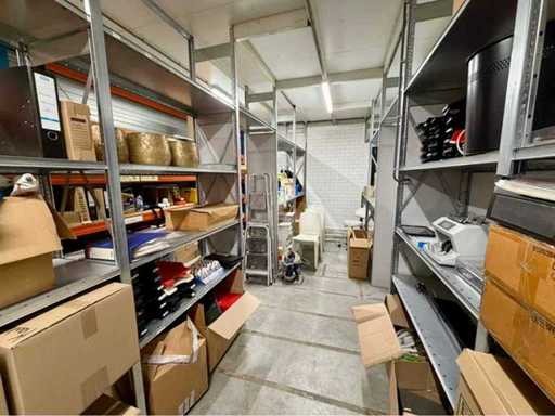 Diverse kantoorartikelen en werkplaatsinventaris