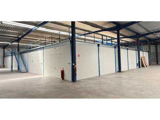 200x sandwichpanelen (+700m²) + 8 hoogwaardige geïsoleerde dubbele deuren die al zijn gedemonteerd