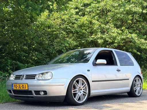Volkswagen Golf 1,6-16V Sportline Pkw 2002