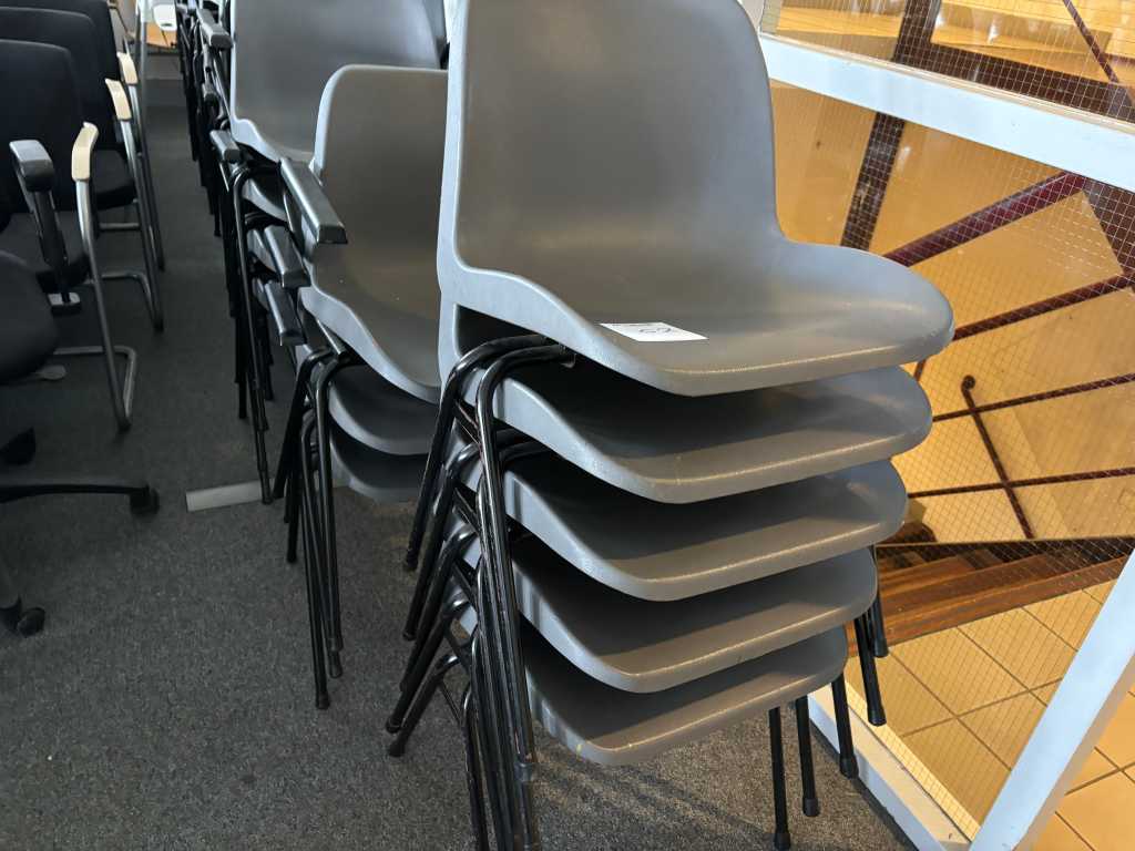 Plastikowe krzesła sztaplowane (30x)