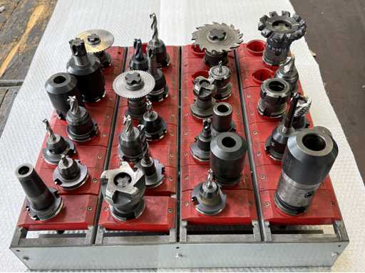   30 SK40 tool holders 