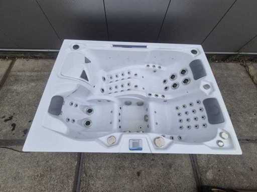 Infinitas spa MB300 pro 3 persoons Jacuzzi en buitenspa