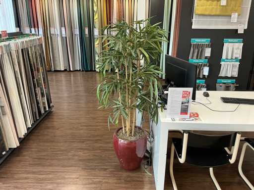 Plastic plant in pot (2x)