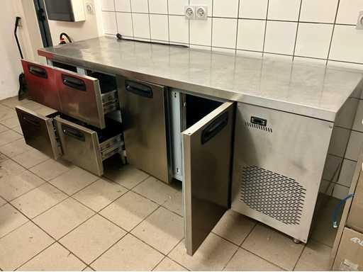 Etablissement réfrigéré en inox – 4 tiroirs + 2 portes