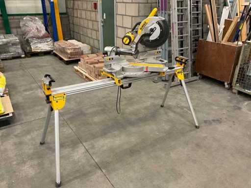 DeWalt DWS780 Querschnitt/Gehrungssäge auf Stativ