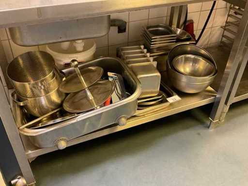 Partia stalowych przyborów kuchennych