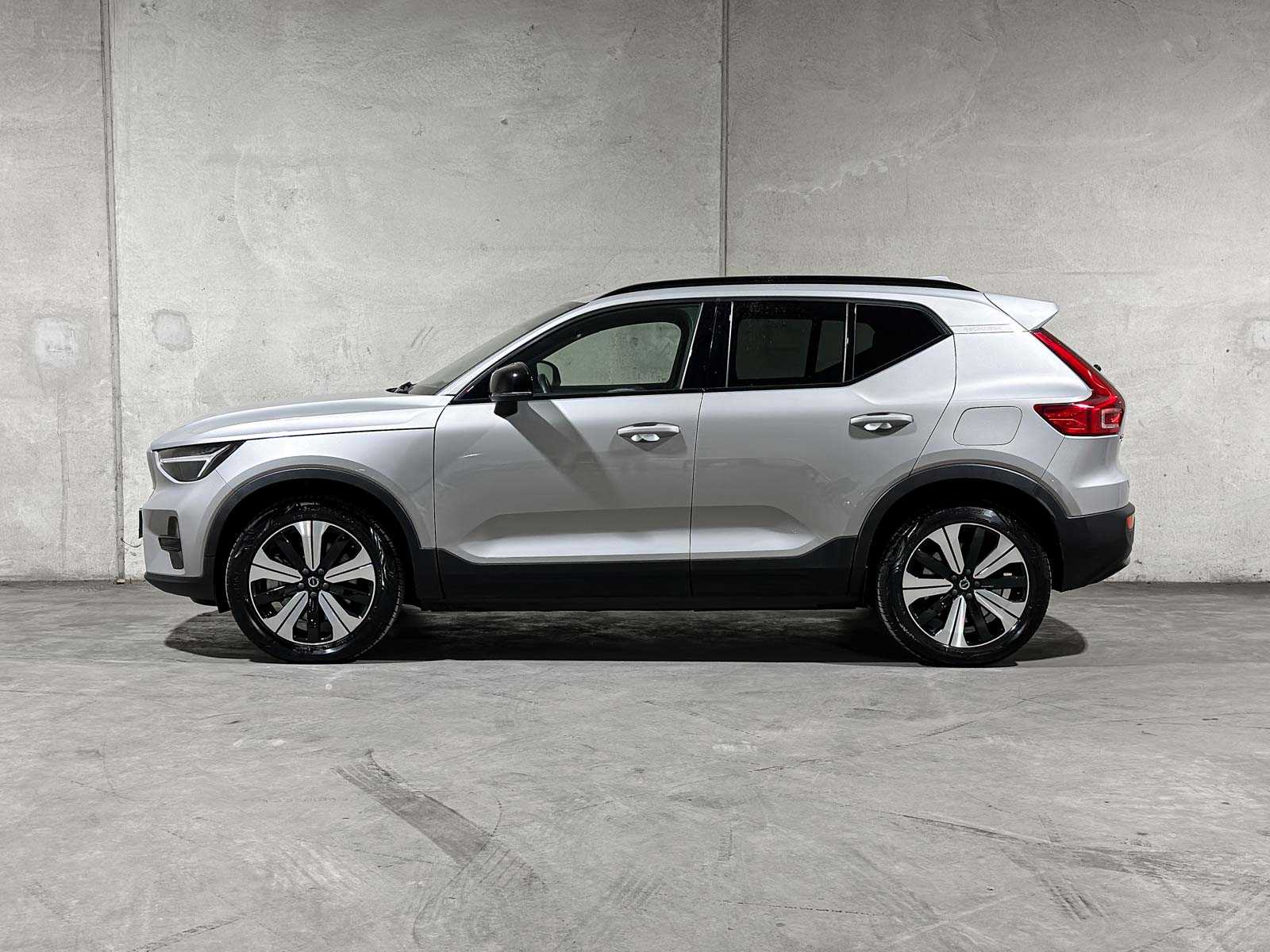 Volvo XC40 Recharge Core 70 kWh 231hp 2022 (Original-NL + 1st Owner), R-491-BZ