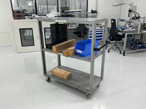 Tranvía de estantería con contenido