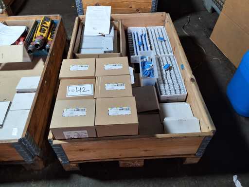   Palette mit Elektroinstallationsmaterial Trinnity + Schlegel