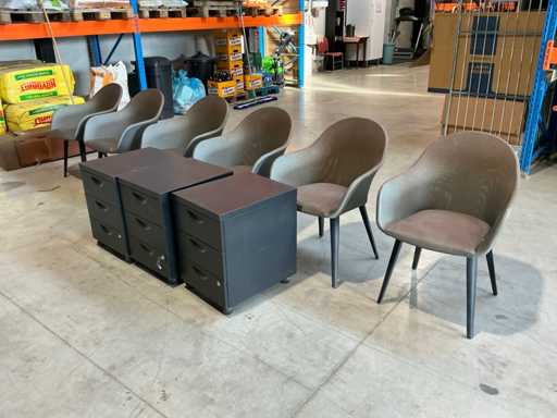 Stoelen en ladekasten