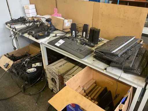 Listwy zasilające, klawiatury, głośniki, kabel