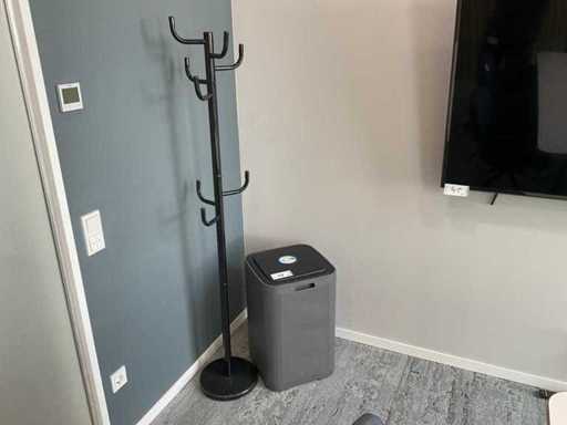 Papierkorb und Standgarderobe