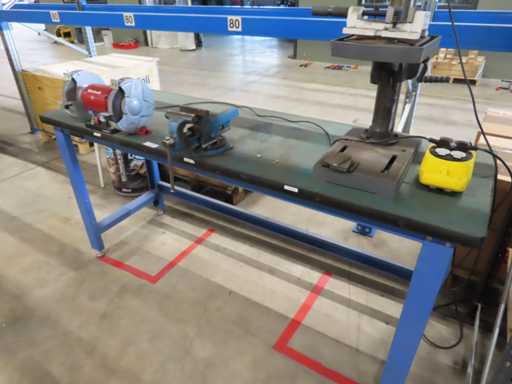 Werkbank met slijpmachine en bankschroef